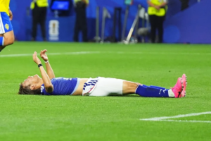 En la foto, Koki Ogawa de Japón acostado sobre el campo tras empatar frente a Suecia en el Mundial este jueves, en el AT&T Stadium, en Arlington