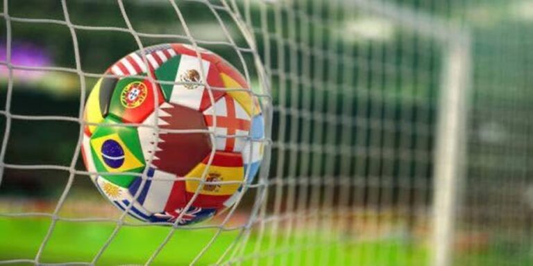 En la foto, un balón de fútbol con muchas banderas