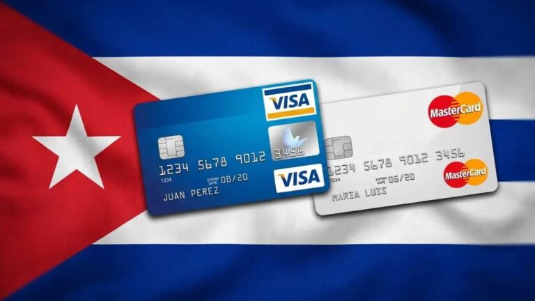 En la foto, tarjetas Visa y Mastercard, con una bandera cubana detrás