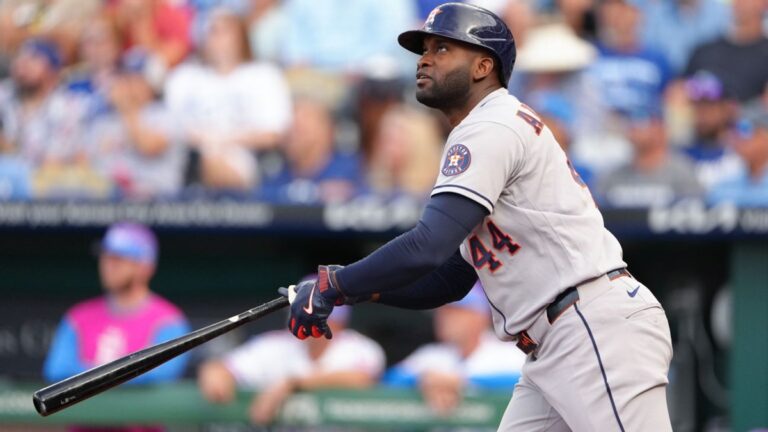 Yordan Álvarez pega 2 jonrones, incluido un grand slam y Astros vencen 10-8 a Royals 11 En la foto, Yordán Álvarez