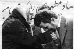 En la foto, Mahmud Ahmadineyad besa la mano de una profesora