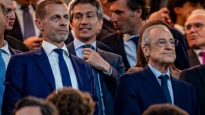 En la foto, al centro, alexander Ceferín, presidente de la UEFA, y el presidente del Real Madrid, Florentino Pérez