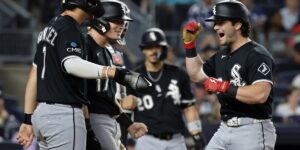 En la foto, Andrew Benintendi es recibido por sus compañeros