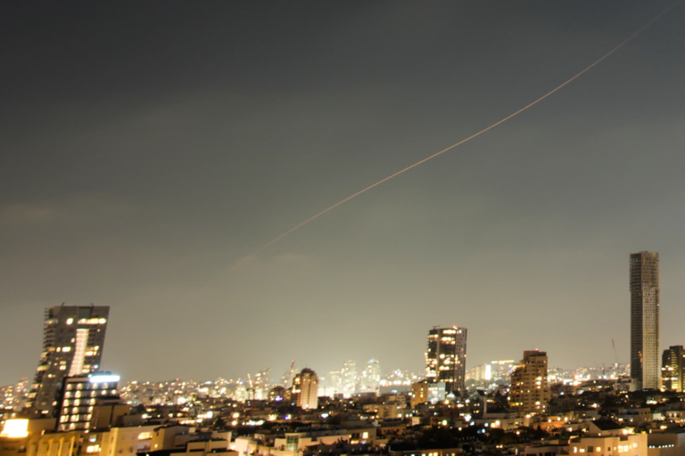 En la foto, un proyectil sobre el cielo de Israel en la última noche