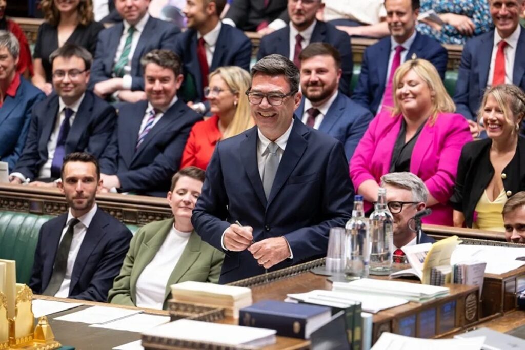 En la foto, Andy Burnham al prestar juramento como miembro del Parlamento por Makerfield en la Cámara de los Comunes, en Londres, el pasado lunes, 22 de junio.
