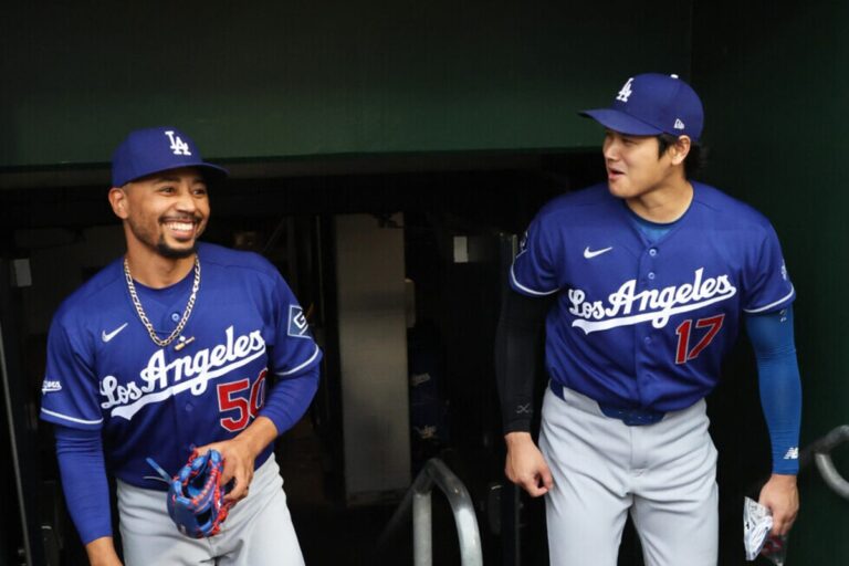 En la foto, Mookie Betts y Shohei Ohtani