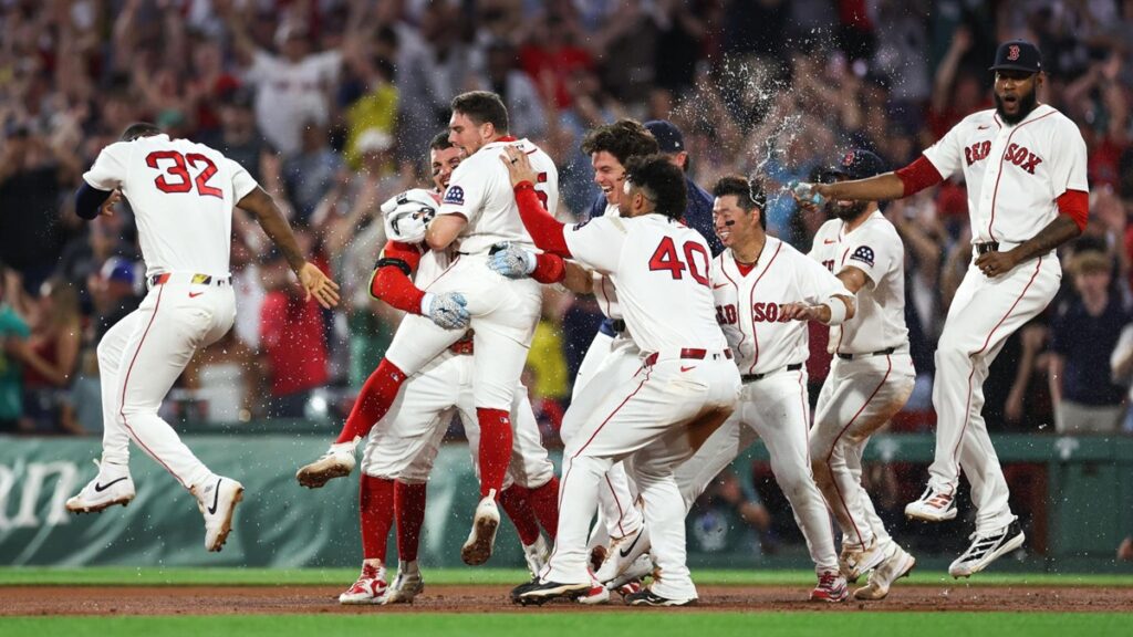 En la foto, los Red Sox festejan barrida ante Yankees