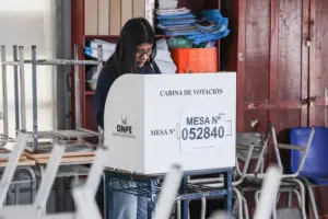 En la foto, Una persona vota durante la segunda vuelta de las elecciones presidenciales, en Lima (Perú)