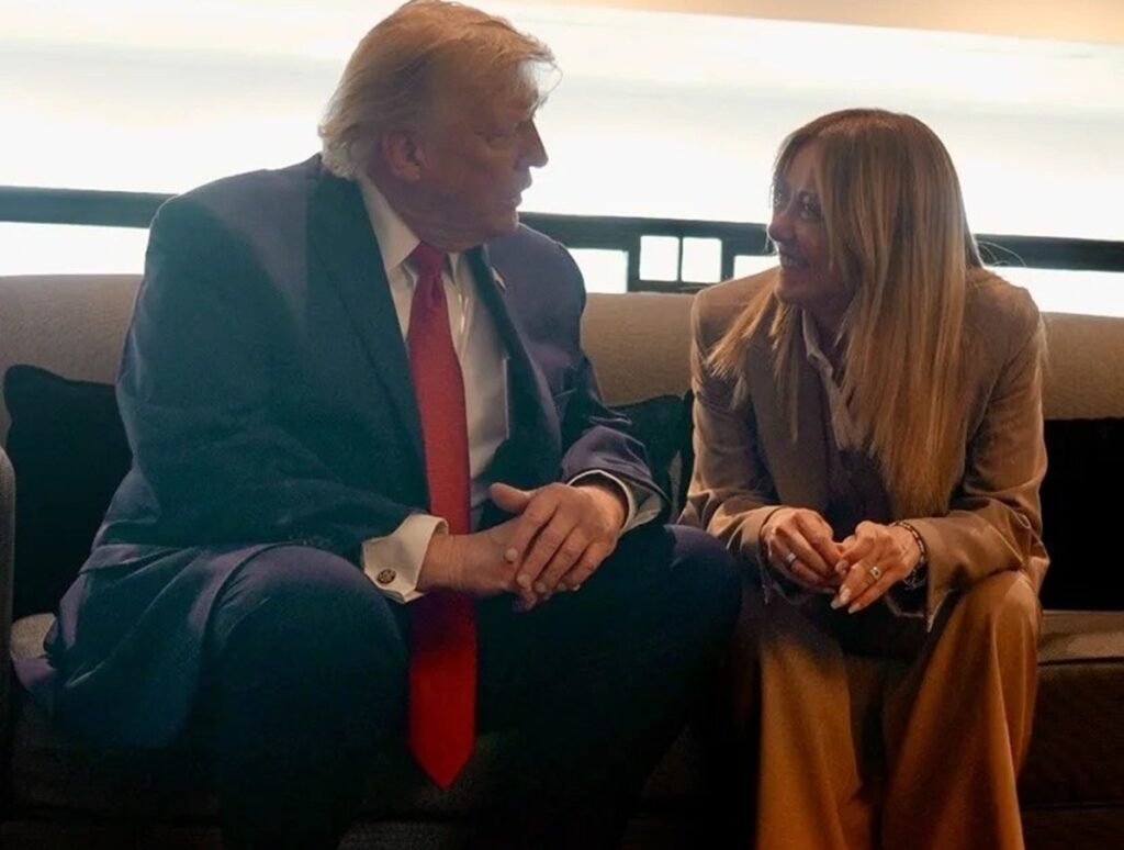 Meloni acusa a Trump de «inventarse» que le rogó una foto y Tajani cancela visita a EE.UU. 4 En al foto, Donald Trump y Giorgia Meloni