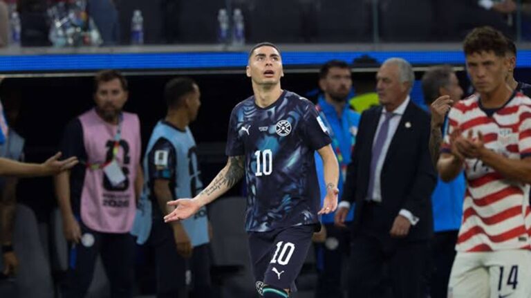 Almirón incrédulo tras recibir tarjeta roja