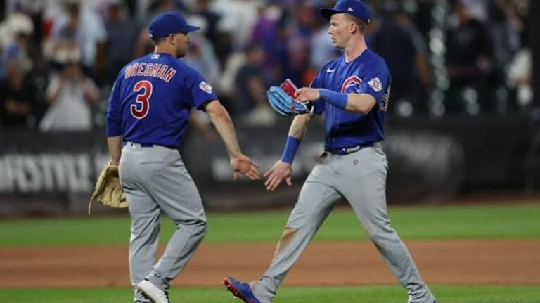 En a foto, Pete Crow-Armstrong y Alex Bregman se saludan tras el triunfo ante Mets