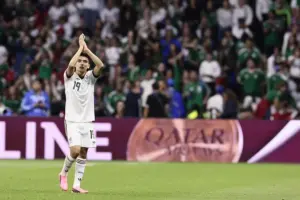En la foto, el futbolista mexicano Gilberto Mora