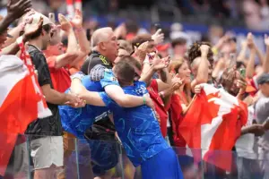 En la foto, aficionados de Canadá celebran pase a octavos del Mundial