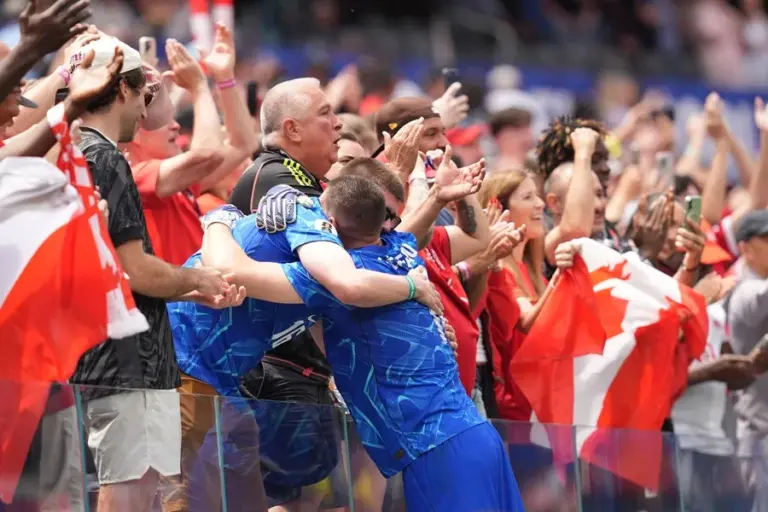 En la foto, aficionados de Canadá celebran pase a octavos del Mundial