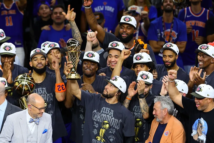 New York Knicks, campeones de la NBA por primera vez en 53 años tras vencer a los Spurs 1 En la foto, Los jugadores de los New York Knicks celebran al quedar campeones de la NBA este sábado, en el Frost Bank Center de San Antonio