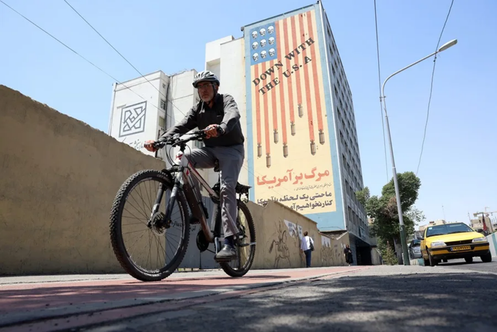 En la foto, una calle de Teheran