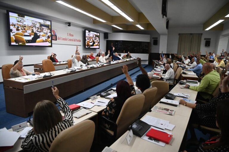 En la foto, la cúpula vota las Propuestas de Transformaciones