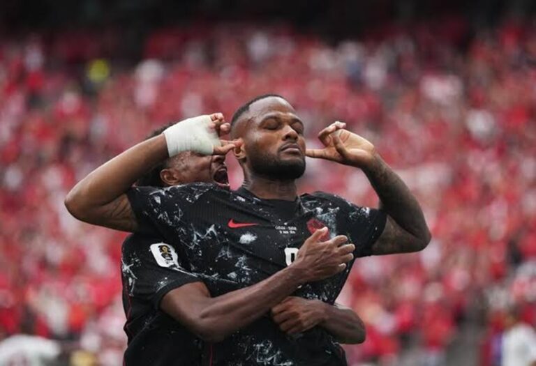 Canadá obtiene su primera victoria mundialista, pero pierde a Koné por lesión 1 En la foto, Jonathan David
