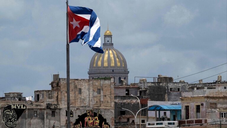 En la foto, una imagen de La Habana, con el capitolio de fondo