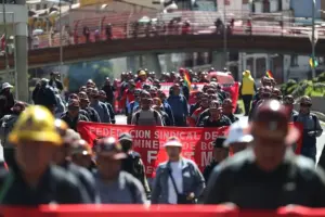 En la foto, integrantes de la Central Obrera Boliviana (COB) en una protesta contra la gestión del Gobierno en La Paz (Bolivia)