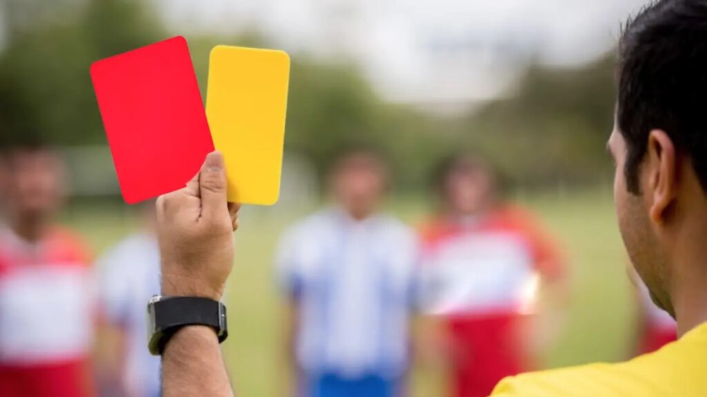 En la foto, las tarjetas del fútbol