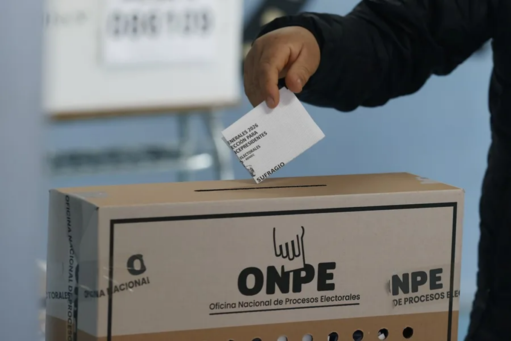 En la foto, una persona vota en las elecciones de Perú