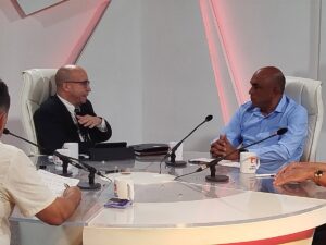 En la foto, el ministro de la Industria Alimentaria en la Mesa Redonda