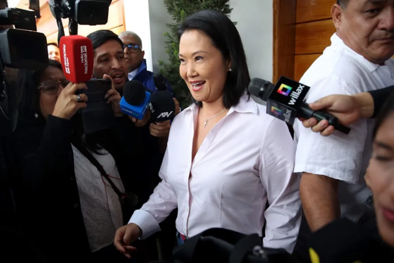 En la foto, La candidata derechista a la Presidencia de Perú, Keiko Fujimori, habla a la prensa este jueves en Lima (Perú)