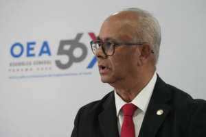 En la foto, el Secretario General de la OEA, Albert Ramdin