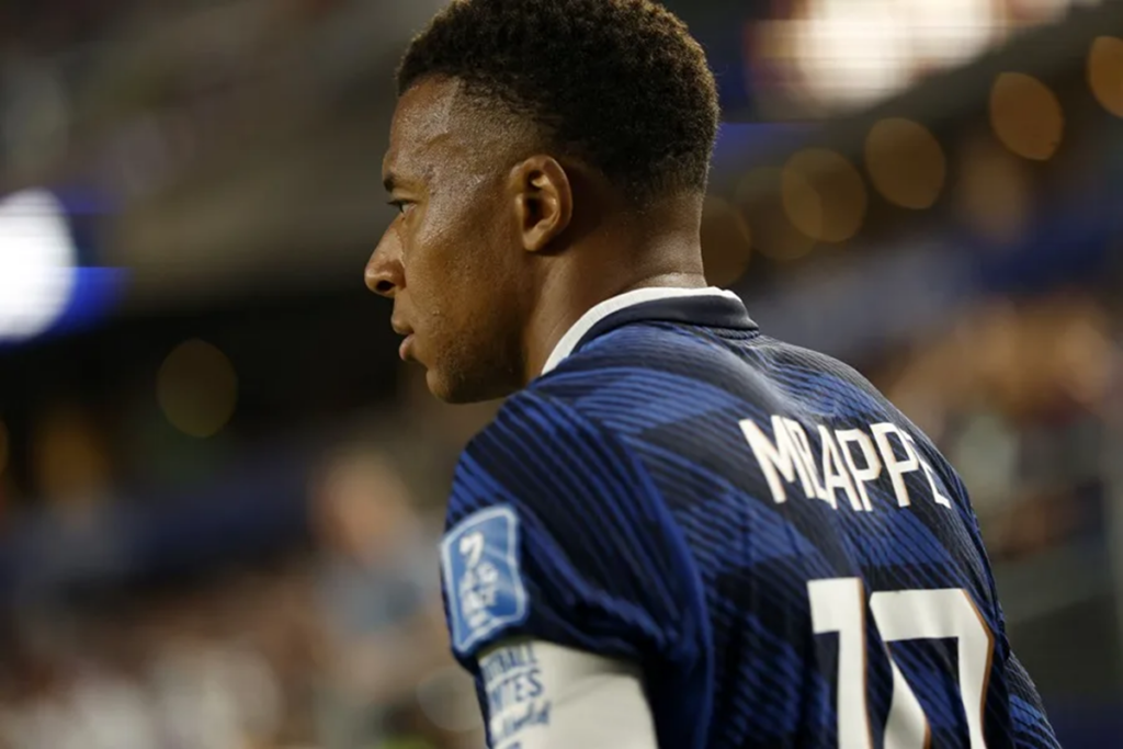 En la foto, Mbappé