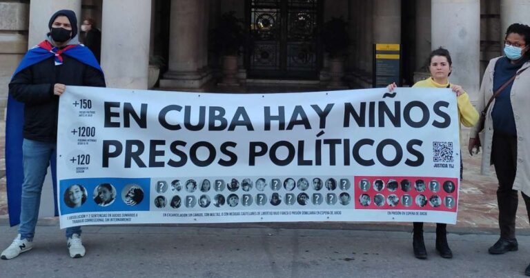 ¿Culpa de Trump? La verdad que no quieren ver 1 En la foto, un cartel con un mensaje denunciando que Cuba tiene niños como presos políticos
