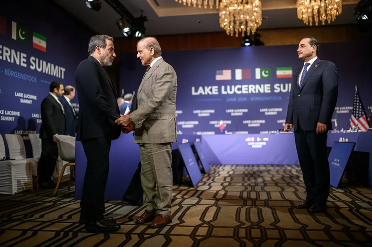 Irán y EE.UU. acuerdan una hoja de ruta para un acuerdo final del conflicto en 60 días 1 En la foto, El ministro de Asuntos Exteriores de Irán, Abbas Araghchi (izquierda), estrecha la mano del primer ministro de Pakistán, Muhammad Shehbaz Sharif