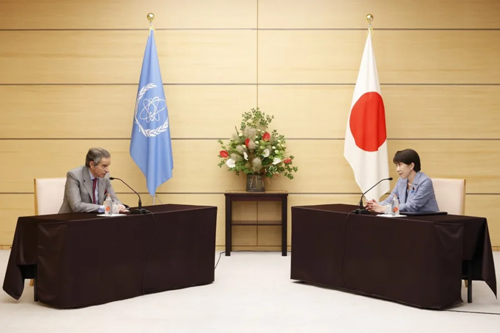 En la foto, Rafael Mariano Grossi (i), director general del Organismo Internacional de Energía Atómica (OIEA), conversa con la primera ministra de Japón, Sanae Takaichi