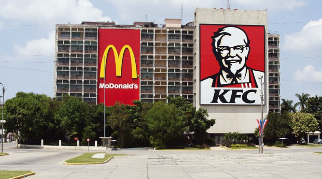 En la foto, el tristmente célebre edificio del Minint, con los logos de KFC y McDonald's