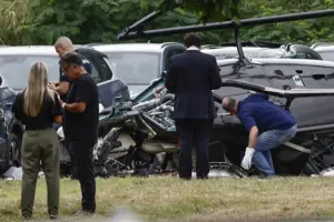 En la foto, Técnicos del Centro de Investigación y Prevención de Accidentes Aeronáuticos (CENIPA) de la Fuerza Aérea Brasileña inspeccionan este lunes, uno de los helicópteros que chocó en el barrio Recreio dos Bandeirantes de Río de Janeiro (Brasil)