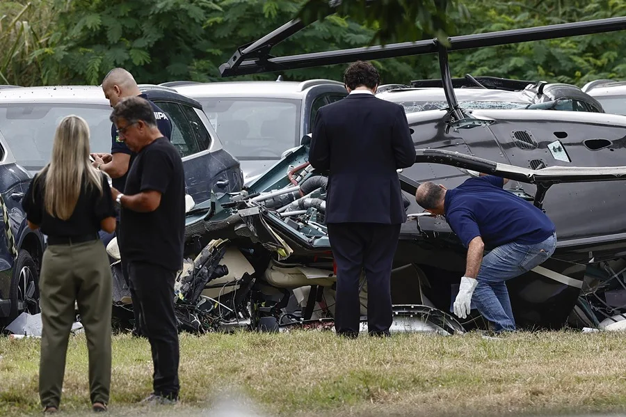 En la foto, Técnicos del Centro de Investigación y Prevención de Accidentes Aeronáuticos (CENIPA) de la Fuerza Aérea Brasileña inspeccionan este lunes, uno de los helicópteros que chocó en el barrio Recreio dos Bandeirantes de Río de Janeiro (Brasil)