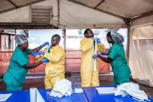 En la foto, Sanitarios en un centro de tratamiento de ébola en Goma, capital de Kivu del Norte