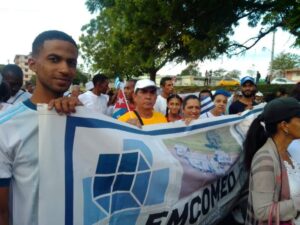 En la foto, trabajadores de Emcomed en un acto político
