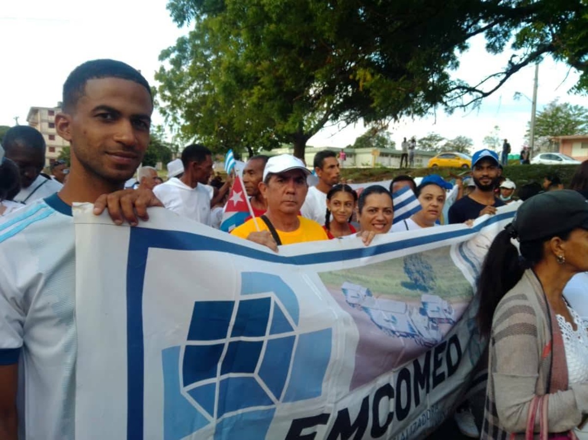 Combustible para ellos, hambre para nosotros 1 En la foto, trabajadores de Emcomed en un acto político