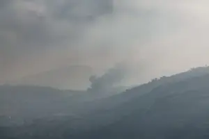 En la foto, una columna de humo que se eleva este domingo en la localidad de Khiam, en el sur del Líbano, tal y como se observa desde el lado israelí de la frontera, en la Alta Galilea (Israel)