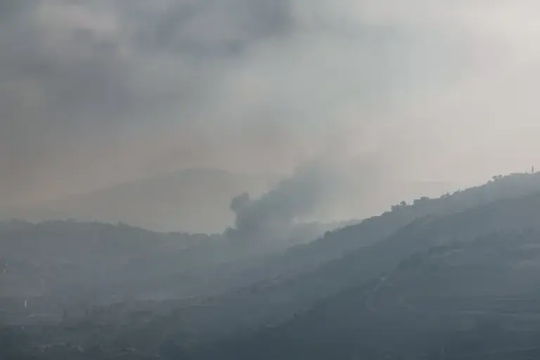 En la foto, una columna de humo que se eleva este domingo en la localidad de Khiam, en el sur del Líbano, tal y como se observa desde el lado israelí de la frontera, en la Alta Galilea (Israel)
