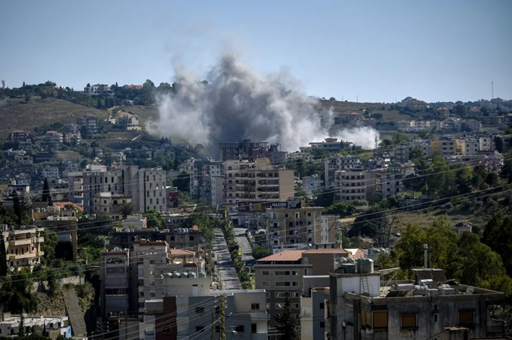 En la foto, Bombardeo del ejercito israelí sobre la ciudad de Nabatieh, en el sur de Líbano