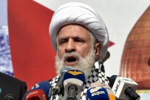 En la foto, el líder de Hizbulá, Naim Qassem