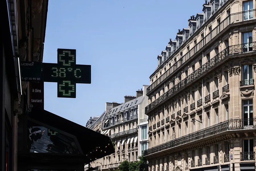 En la foto, Imagen de un termómetro este miércoles en París