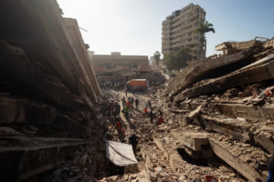 En la foto, rescatistas aún trabajan en la zona del sismo