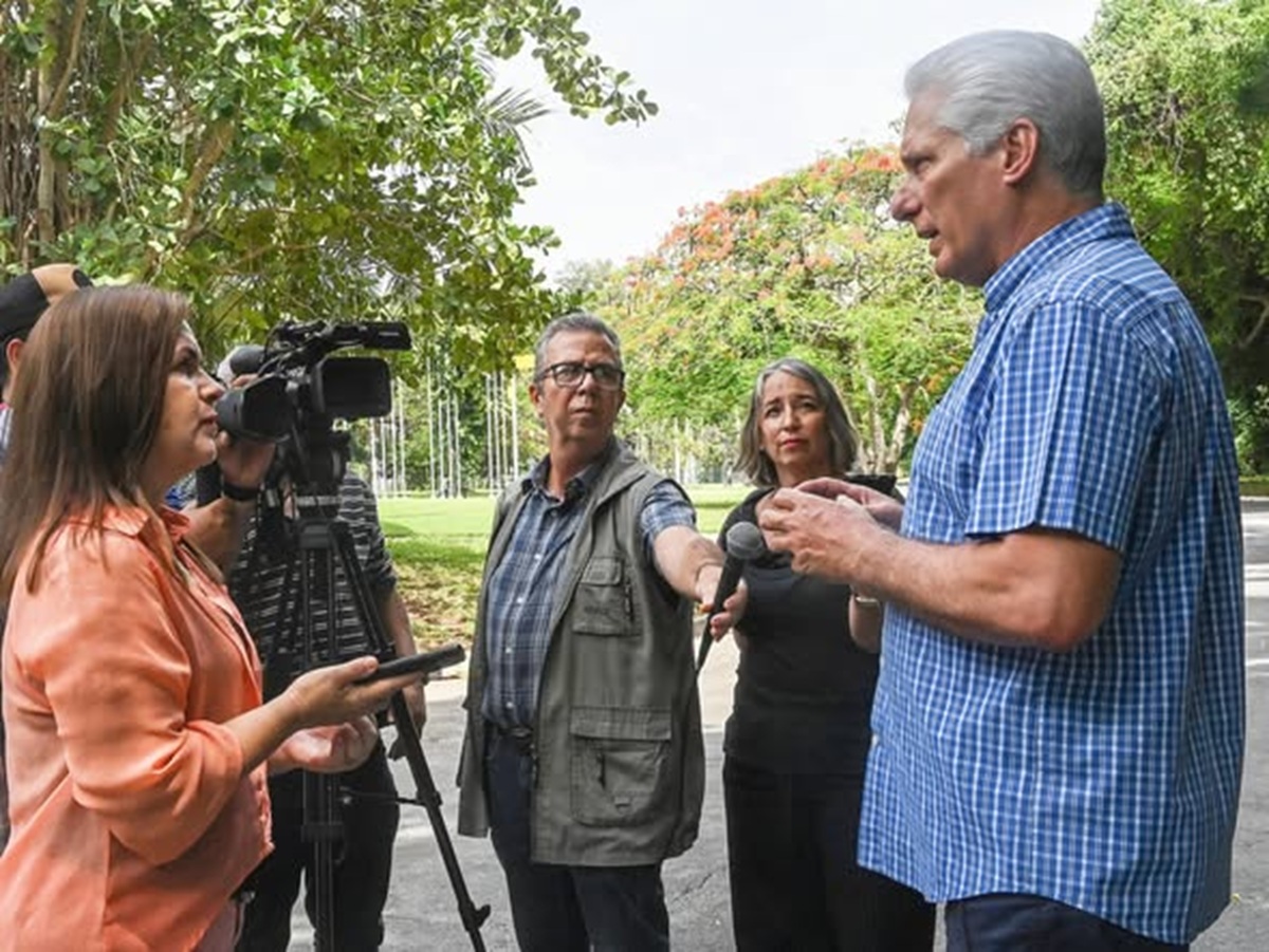 Intento de transformación cuando el tiempo se acabó 1 En la foto, Díaz-Canel anuncia cambios a la prensa que le acompaña