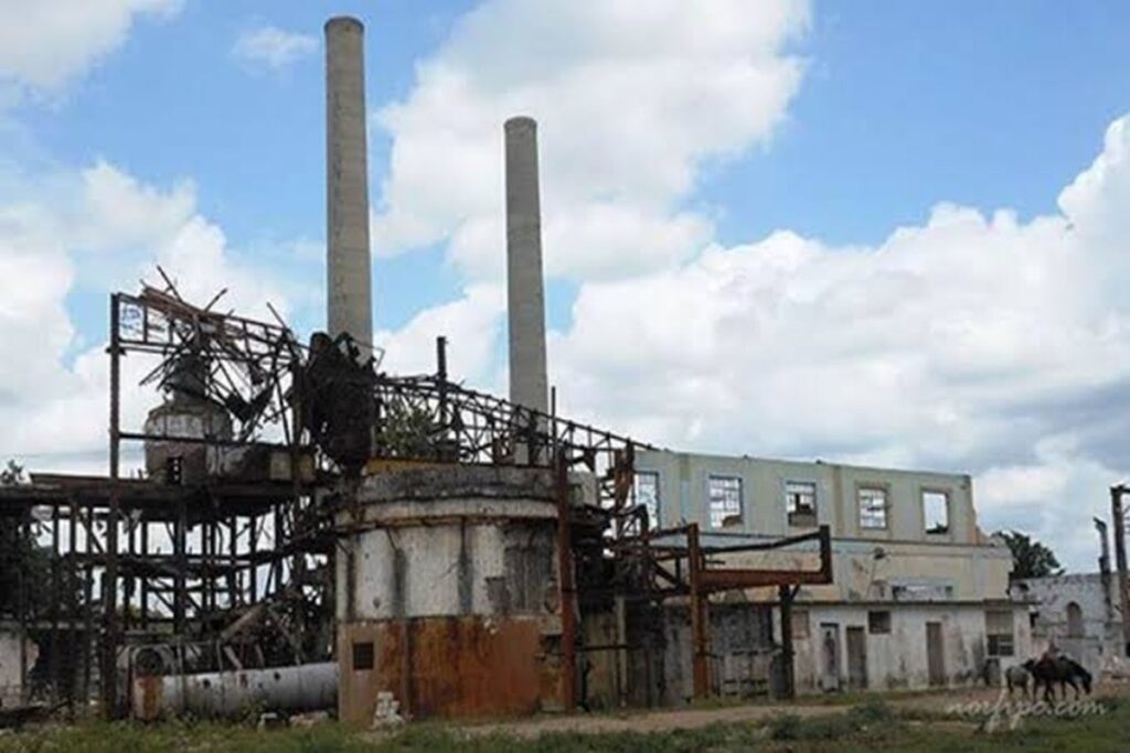 En la foto, industrias desvencijadas en Cuba