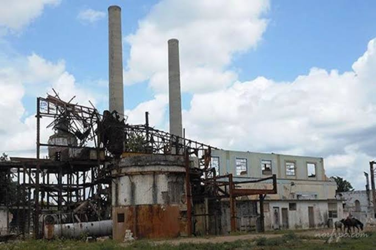 Cuba anuncia aperturas económicas, pero el historial de confiscaciones siembra dudas 1 En la foto, industrias desvencijadas en Cuba
