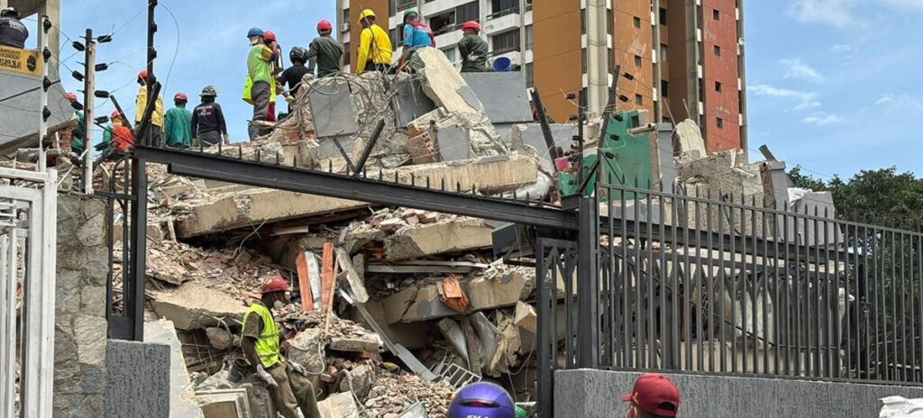En la foto, personas buscan a otros atrapados bajo los escombros en Venezuela