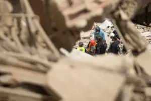 En la foto, Equipos de rescate buscan a personas desaparecidas en una zona afectada por los terremotos en Catia La Mar.